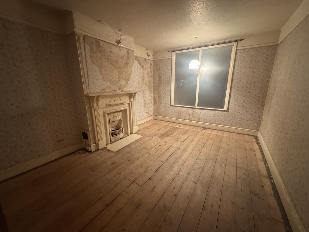 Lot: 40 - SEMI-DETACHED VICTORIAN HOUSE FOR IMPROVEMENT AND REPAIR - Bedroom three